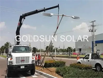 Quais são as principais características das luzes solares para gramado